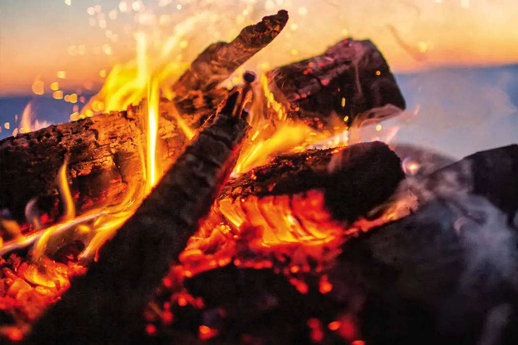 Symbolbild für Outdoor-Coaching/Natur-Therapie: ein brennendes Feuer in Nahaufnahme